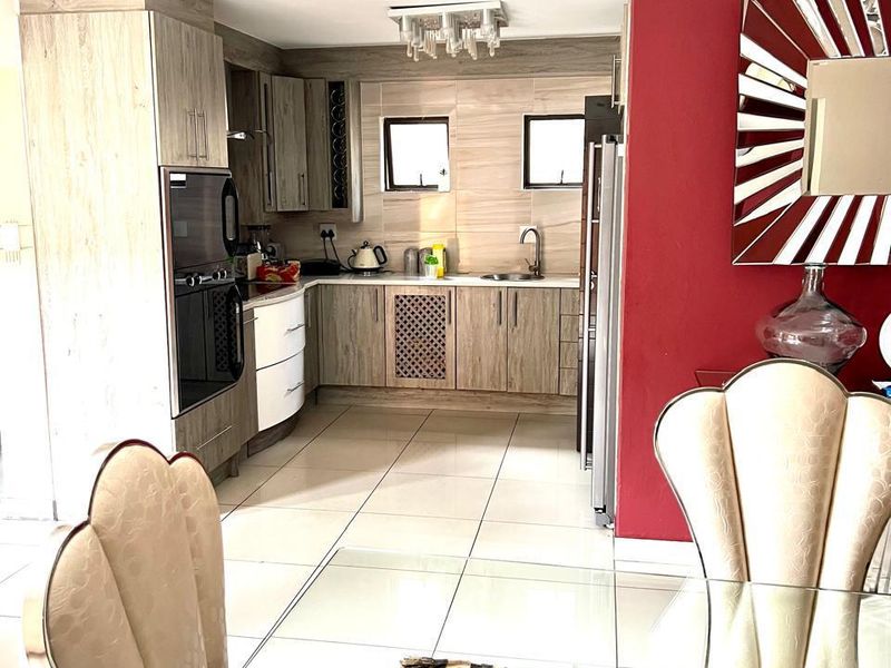 Absolutely beautiful property! - Photo 2