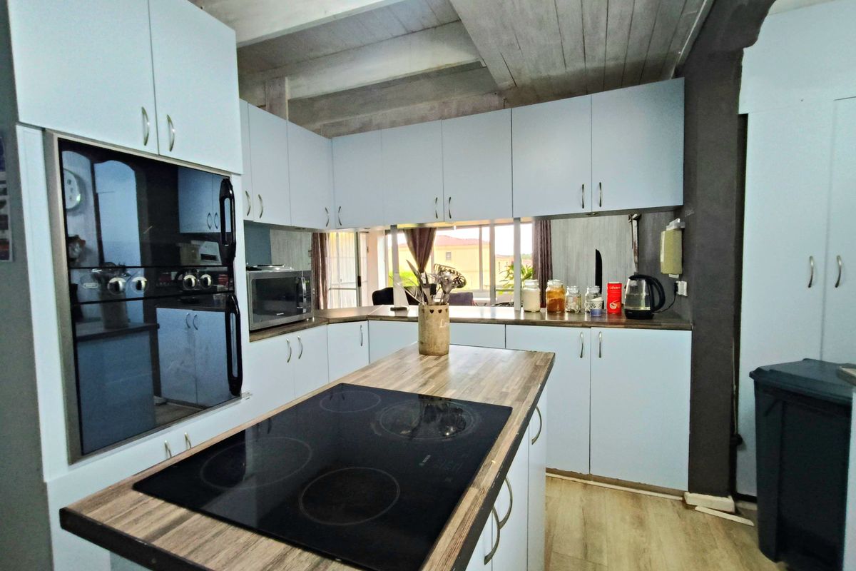 Spacious Double-Storey Family Home with Distant Sea Views & Entertainer's Appeal - Photo 5