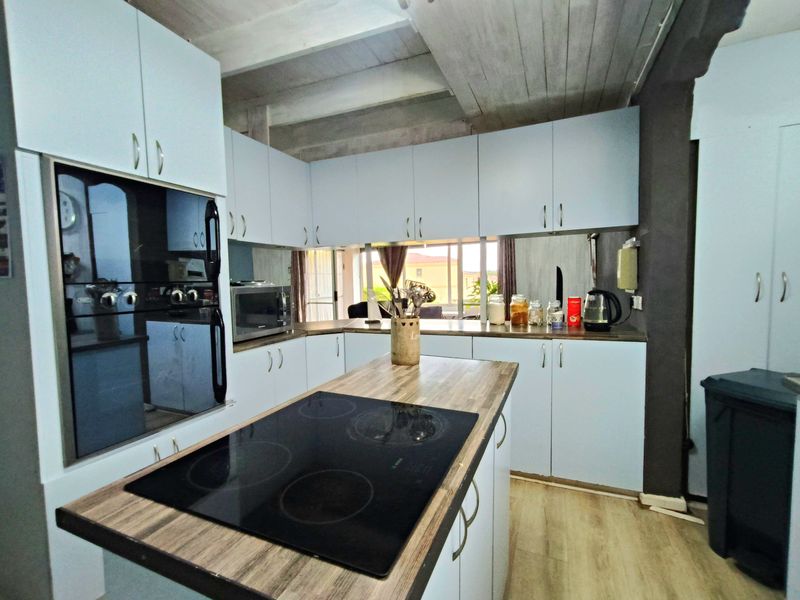 Spacious Double-Storey Family Home with Distant Sea Views & Entertainer's Appeal - Photo 5