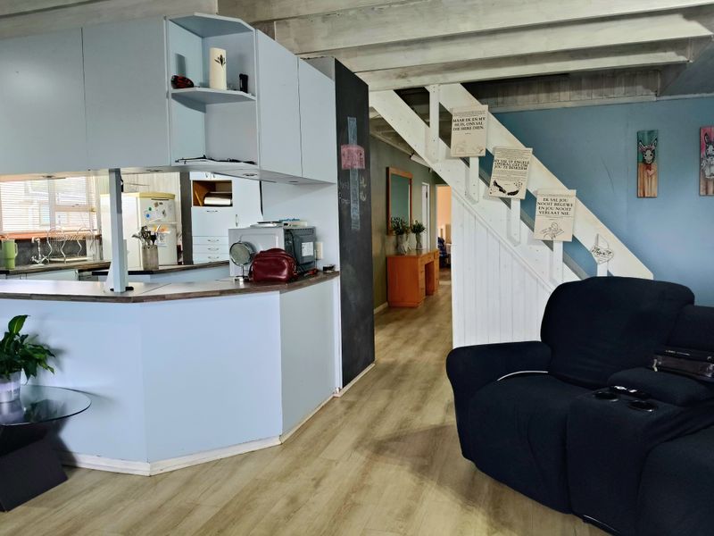 Spacious Double-Storey Family Home with Distant Sea Views & Entertainer's Appeal - Photo 6