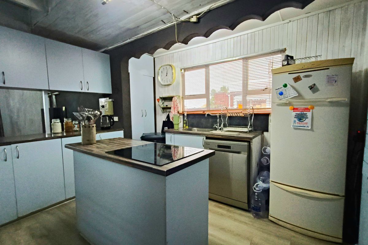Spacious Double-Storey Family Home with Distant Sea Views & Entertainer's Appeal - Photo 4