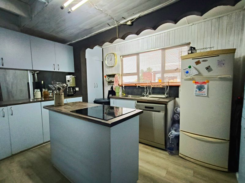 Spacious Double-Storey Family Home with Distant Sea Views & Entertainer's Appeal - Photo 4