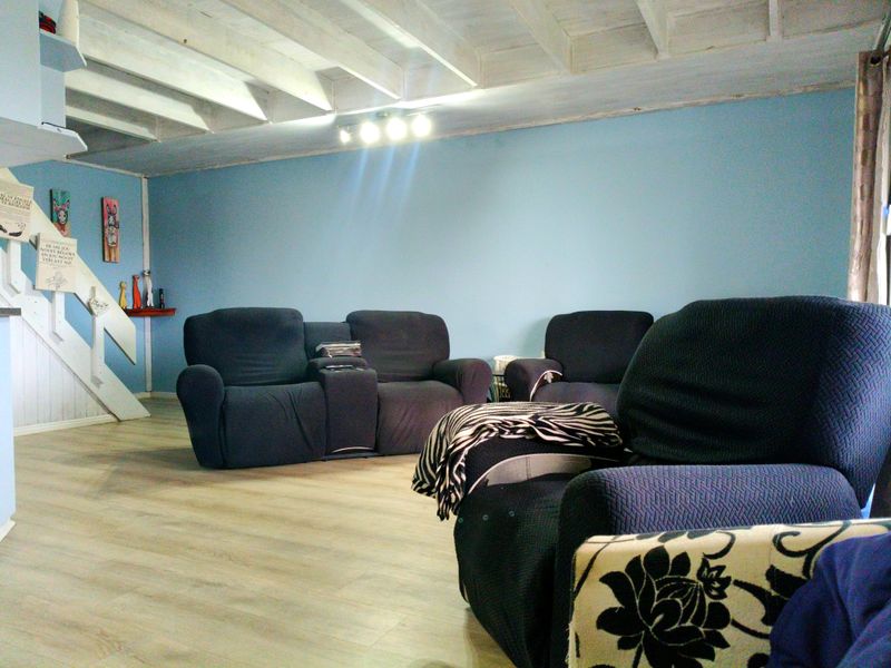 Spacious Double-Storey Family Home with Distant Sea Views & Entertainer's Appeal - Photo 2