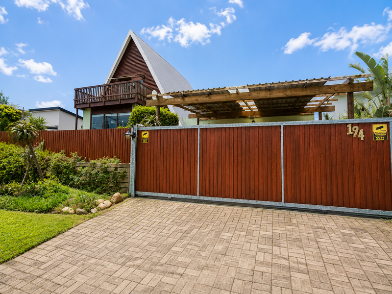 Spacious Double-Storey Family Home with Distant Sea Views & Entertainer's Appeal - Photo 1