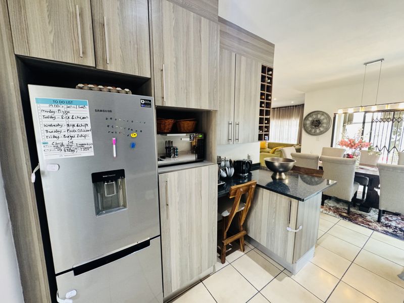 Modern 3-Bedroom Family Home in Secure Estate - Photo 3