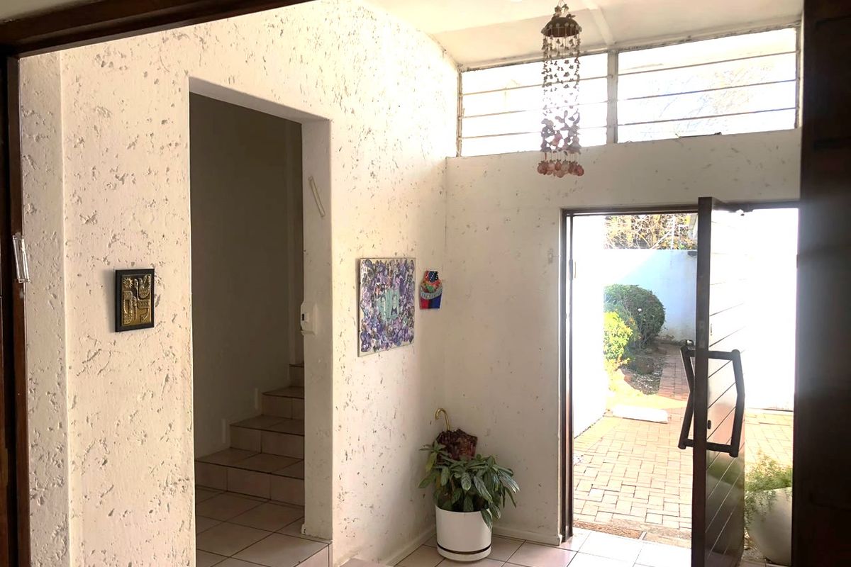 🌿 Elegant Family Estate in Secure Boomed Enclave – Melrose Vicinity - Photo 2