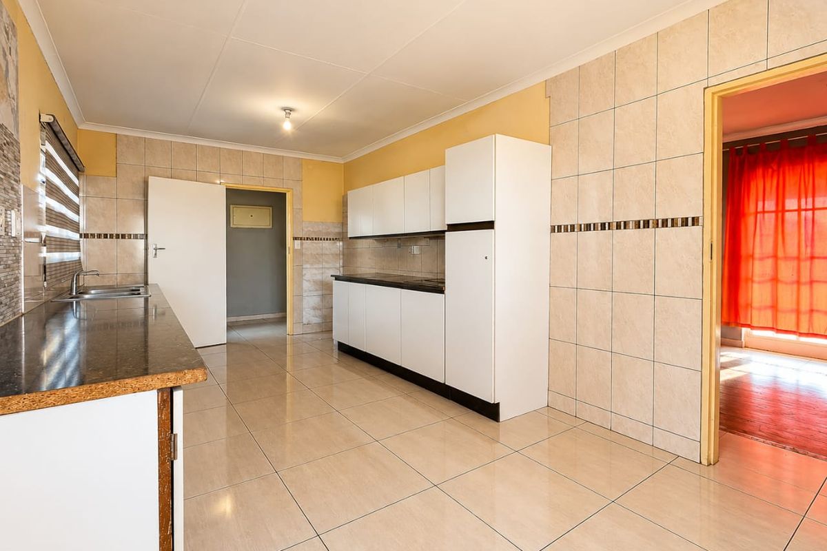4 Bedroom house for sale in Vaalpark close to all amenities - Photo 2