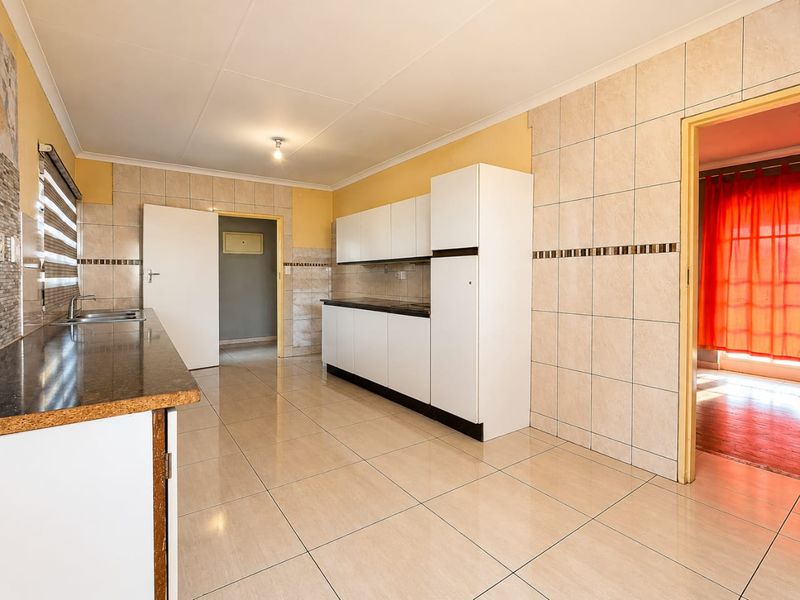 4 Bedroom house for sale in Vaalpark close to all amenities - Photo 2