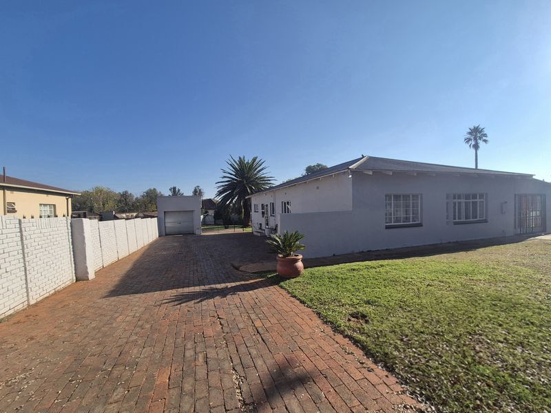 Spacious 3-Bedroom Family Home to Let in Strubenvale - Photo 1