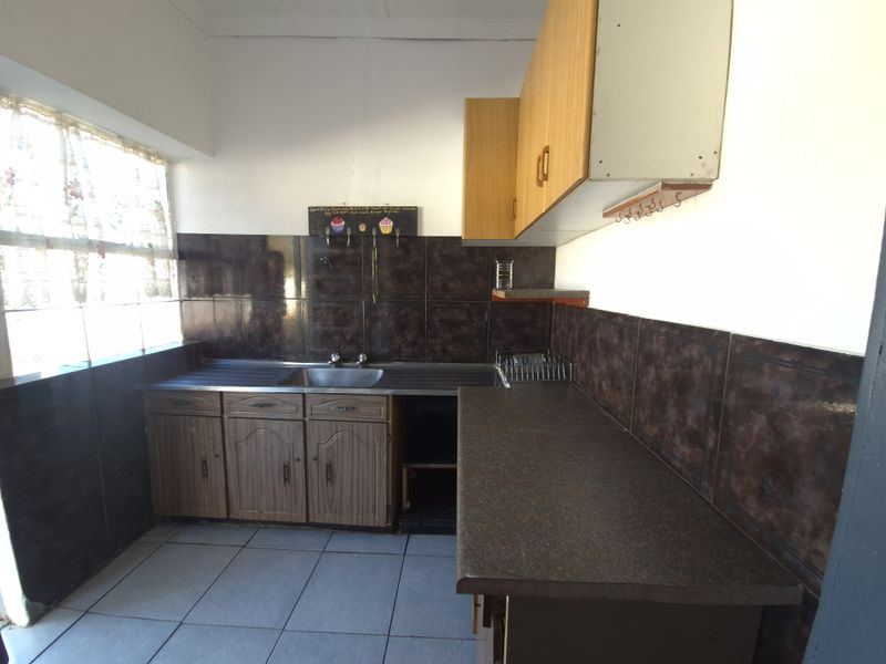 Spacious 3-Bedroom Family Home to Let in Strubenvale - Photo 5