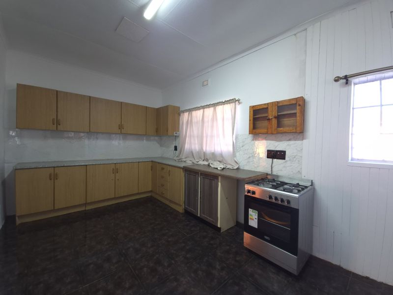 Spacious 3-Bedroom Family Home to Let in Strubenvale - Photo 6