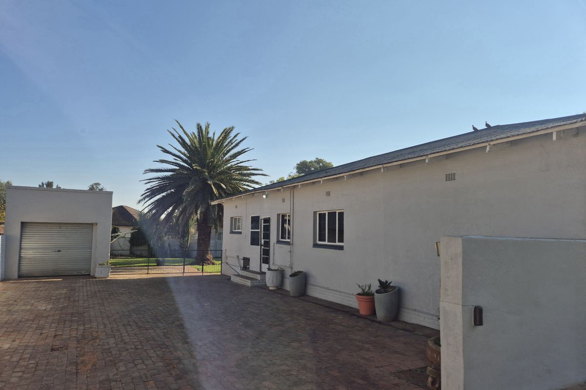 Spacious 3-Bedroom Family Home to Let in Strubenvale - Photo 2