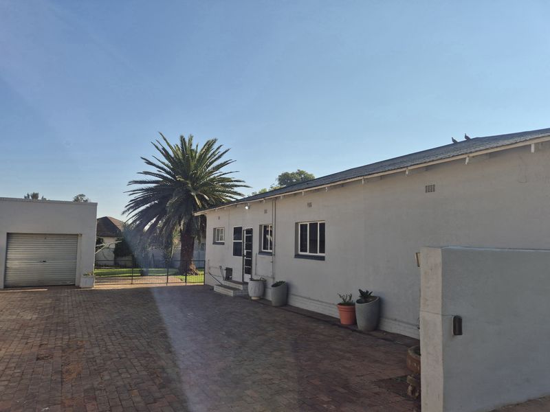 Spacious 3-Bedroom Family Home to Let in Strubenvale - Photo 2