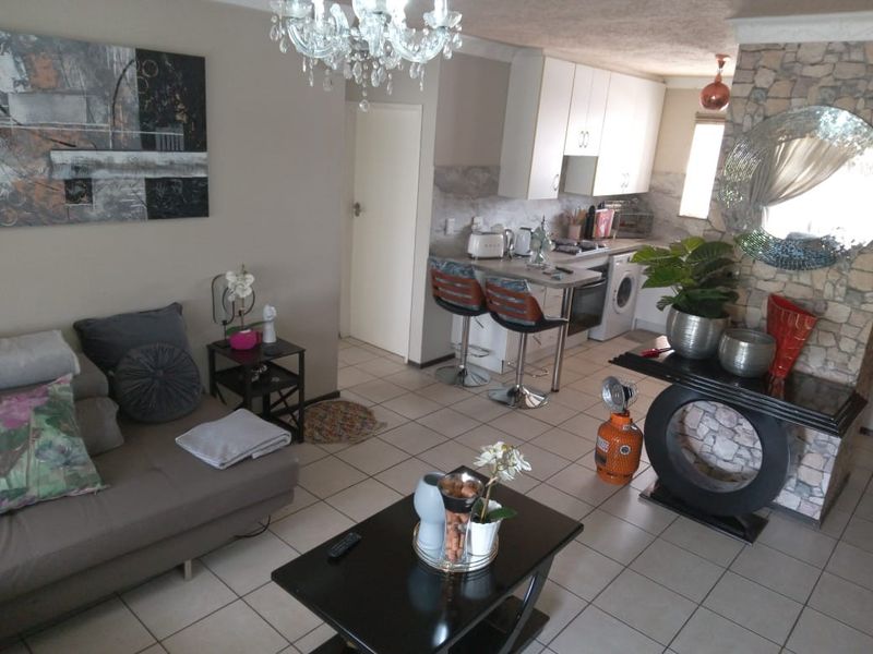 2-Bedroom Townhouse for Sale in Minnebron – Priced to Sell! - Photo 1