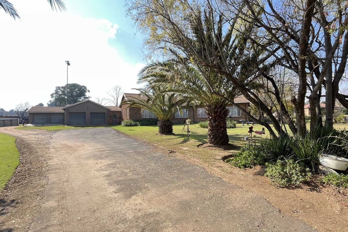 versatile Agricultural property wit main house, second dwelling and much more - Photo 2