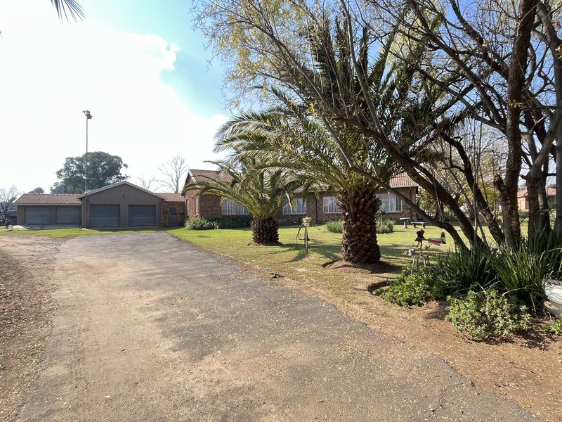 versatile Agricultural property wit main house, second dwelling and much more - Photo 2