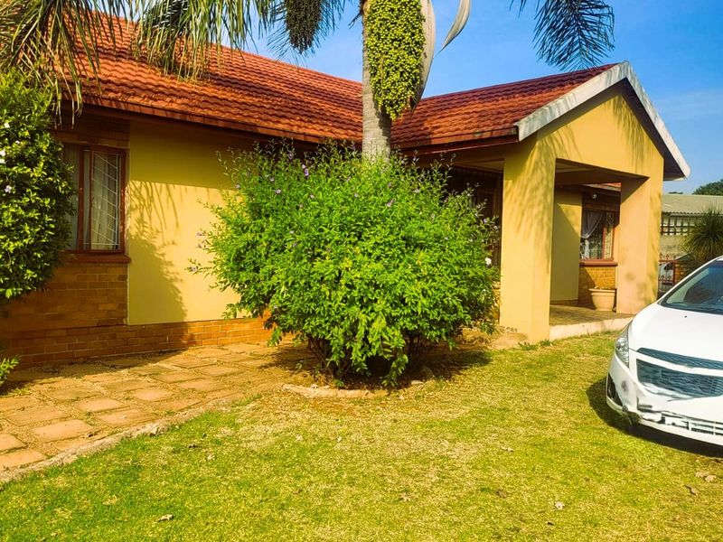 COMFORTABLE FAMILY HOME!!! - Photo 1
