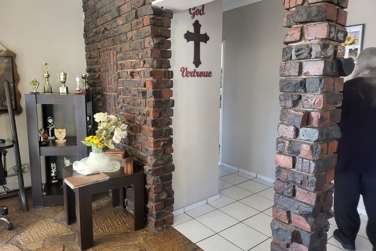 COMFORTABLE FAMILY HOME!!! - Photo 5