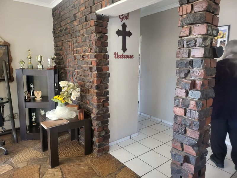 COMFORTABLE FAMILY HOME!!! - Photo 5