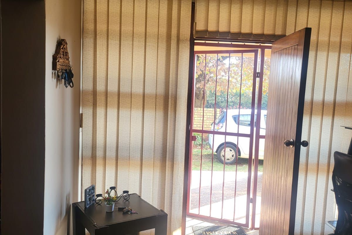 COMFORTABLE FAMILY HOME!!! - Photo 4
