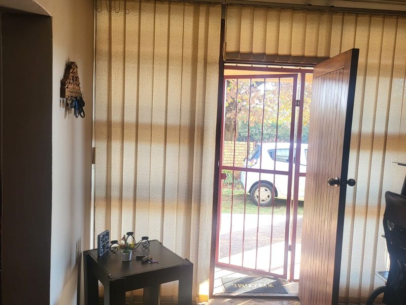 COMFORTABLE FAMILY HOME!!! - Photo 4