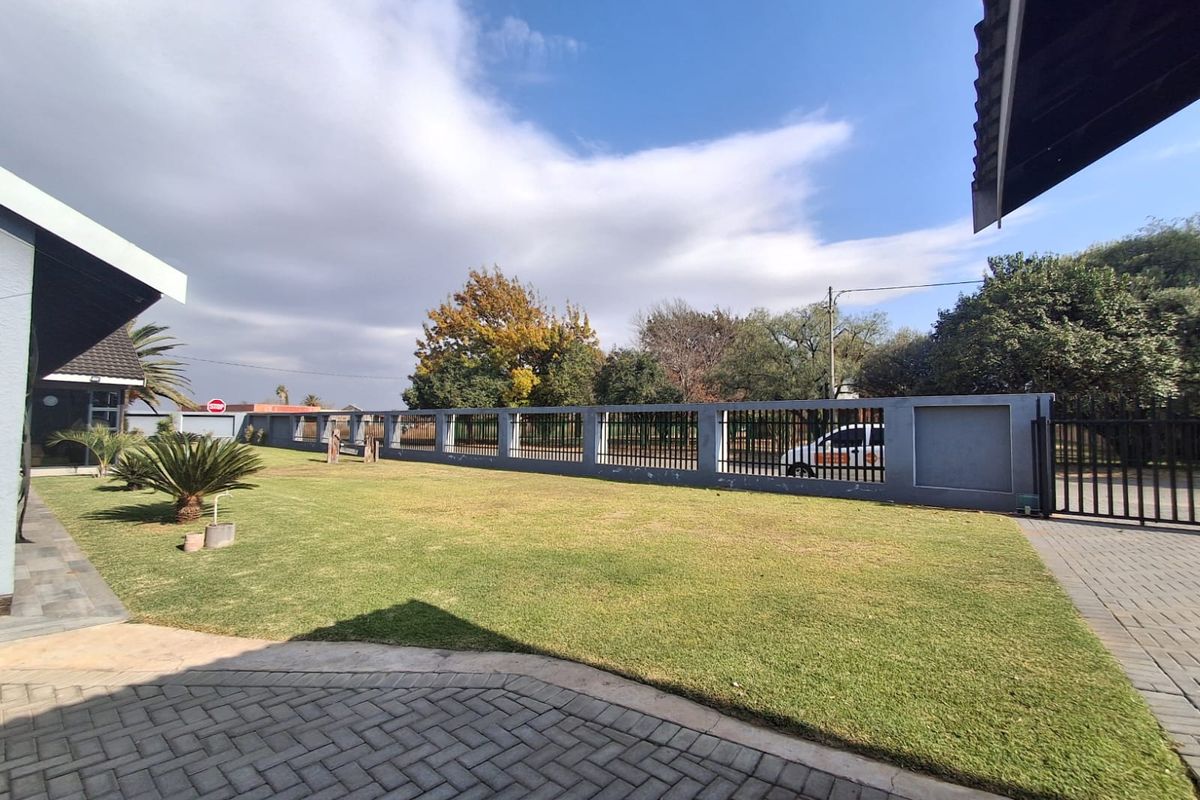 4-Bedroom Dream Home with Flatlet in Sonland Park, Vereeniging. - Photo 3