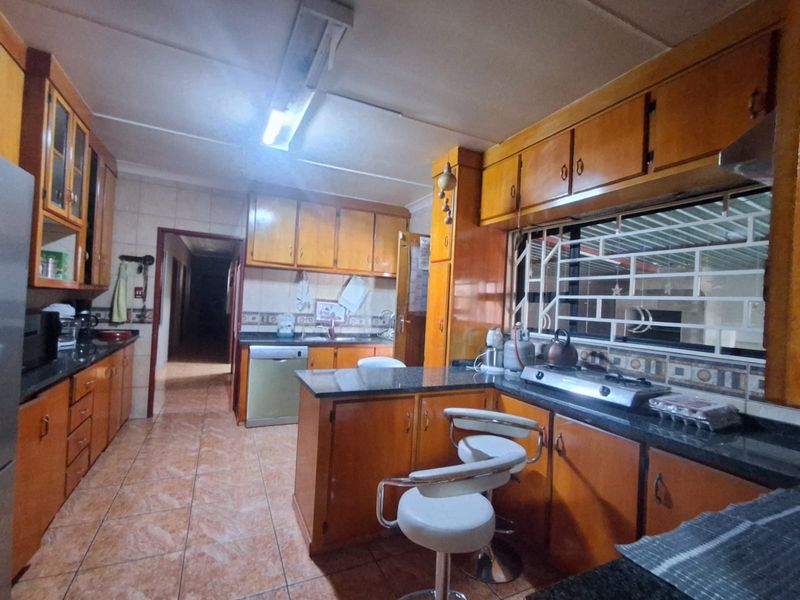 4-Bedroom Dream Home with Flatlet in Sonland Park, Vereeniging. - Photo 9