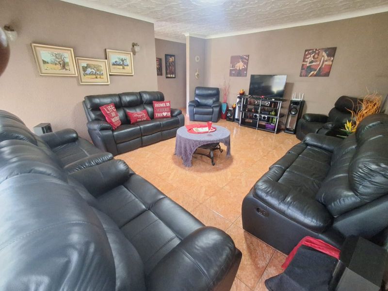 4-Bedroom Dream Home with Flatlet in Sonland Park, Vereeniging. - Photo 6