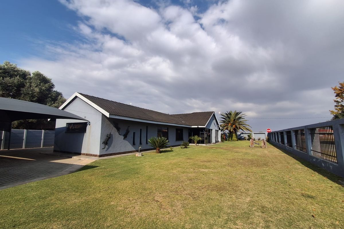 4-Bedroom Dream Home with Flatlet in Sonland Park, Vereeniging. - Photo 4