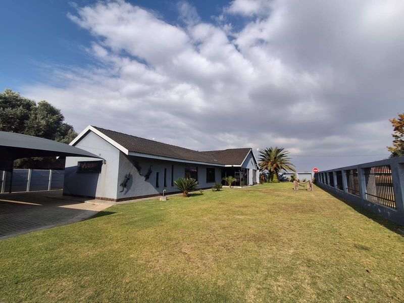 4-Bedroom Dream Home with Flatlet in Sonland Park, Vereeniging. - Photo 4
