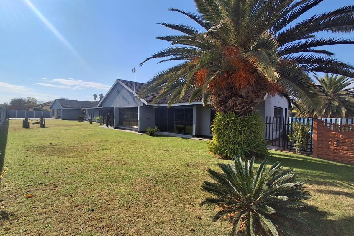 4-Bedroom Dream Home with Flatlet in Sonland Park, Vereeniging. - Photo 2