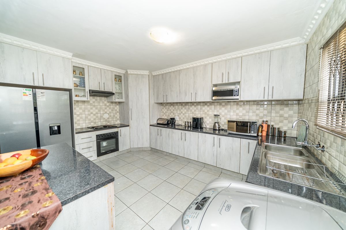 Stunning 924m2 property with 2-bedroom flatlet and domestic quarter in Dalpark Ext 9, Brakpan - Photo 4