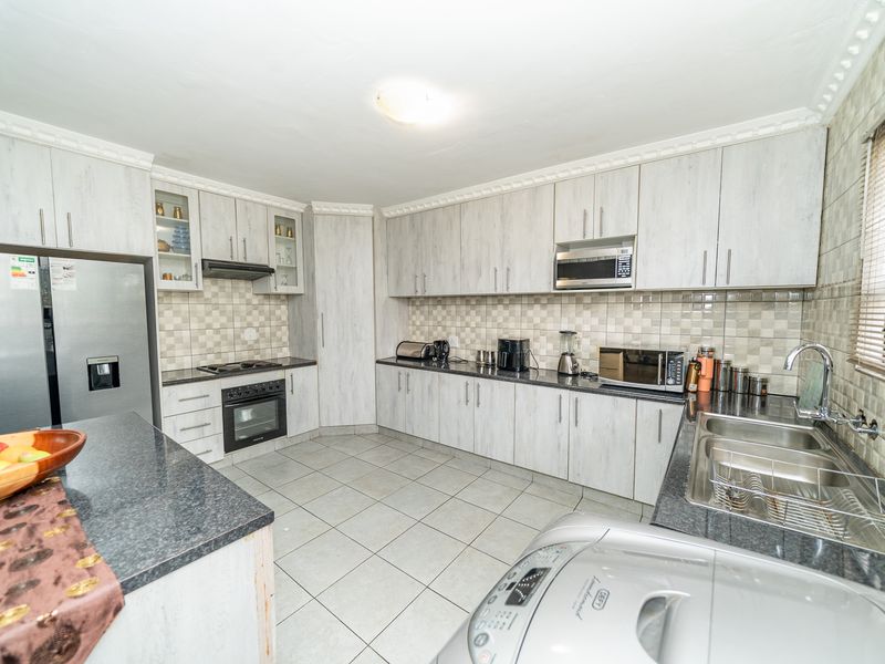 Stunning 924m2 property with 2-bedroom flatlet and domestic quarter in Dalpark Ext 9, Brakpan - Photo 4