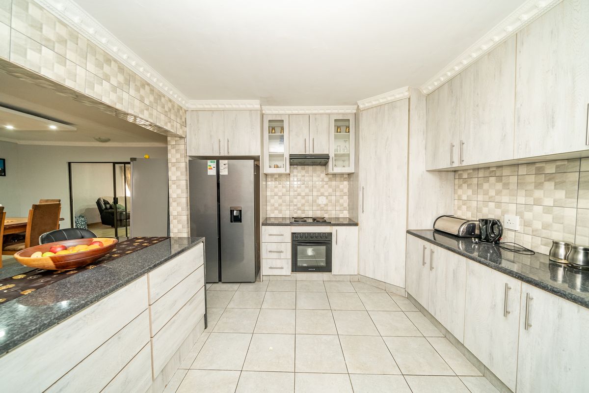 Stunning 924m2 property with 2-bedroom flatlet and domestic quarter in Dalpark Ext 9, Brakpan - Photo 3