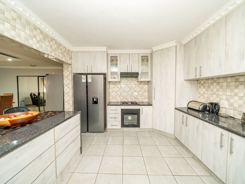 Stunning 924m2 property with 2-bedroom flatlet and domestic quarter in Dalpark Ext 9, Brakpan - Photo 3