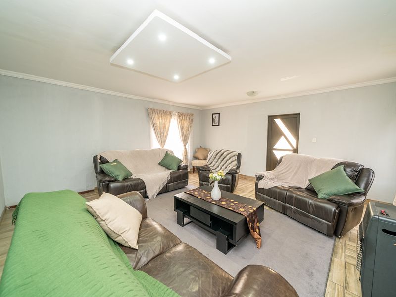 Stunning 924m2 property with 2-bedroom flatlet and domestic quarter in Dalpark Ext 9, Brakpan - Photo 10