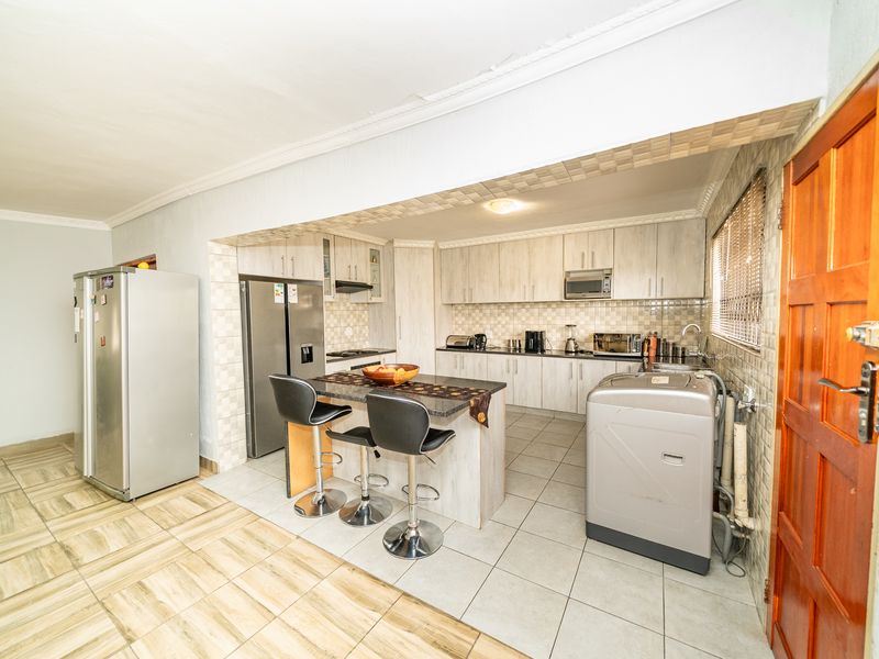 Stunning 924m2 property with 2-bedroom flatlet and domestic quarter in Dalpark Ext 9, Brakpan - Photo 9