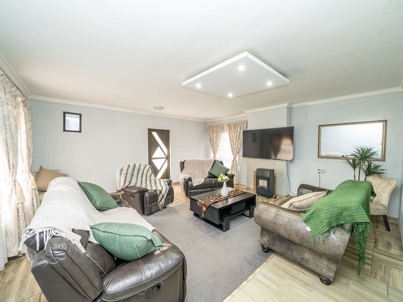 Stunning 924m2 property with 2-bedroom flatlet and domestic quarter in Dalpark Ext 9, Brakpan - Photo 8