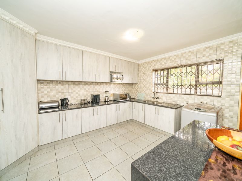 Stunning 924m2 property with 2-bedroom flatlet and domestic quarter in Dalpark Ext 9, Brakpan - Photo 6