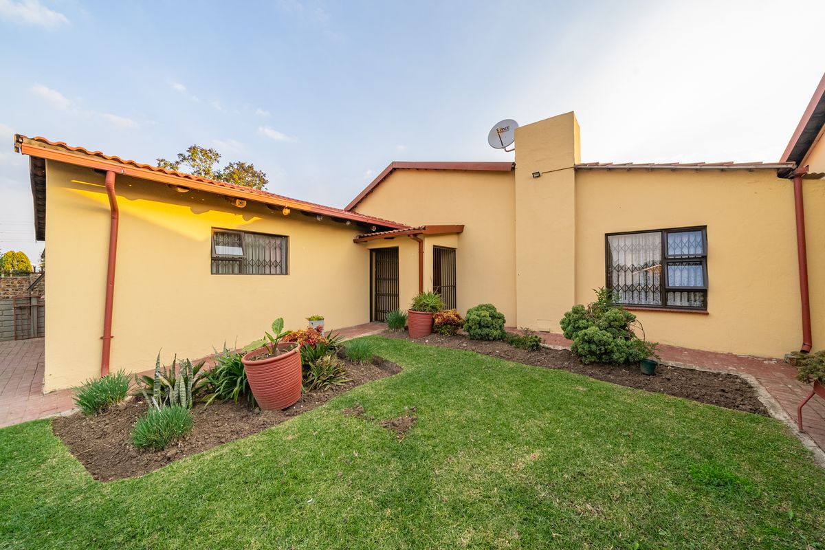 Stunning 924m2 property with 2-bedroom flatlet and domestic quarter in Dalpark Ext 9, Brakpan - Photo 2
