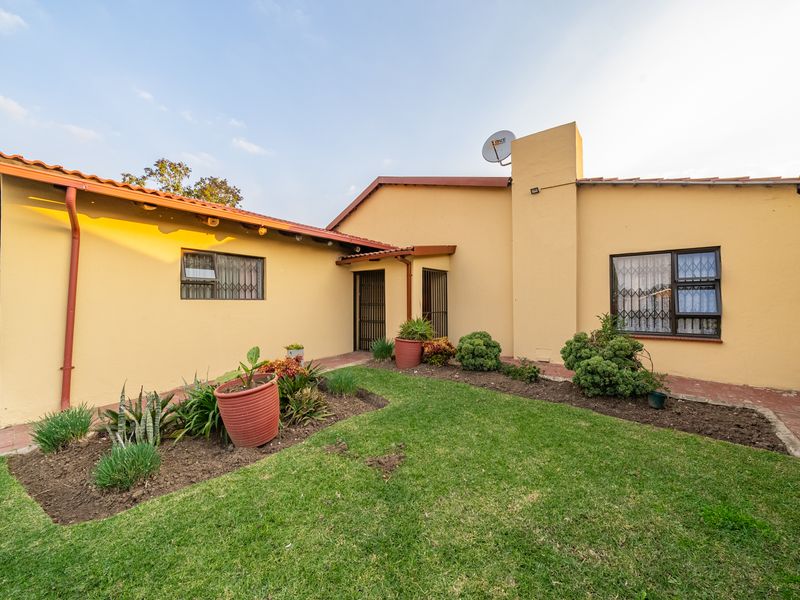 Stunning 924m2 property with 2-bedroom flatlet and domestic quarter in Dalpark Ext 9, Brakpan - Photo 2