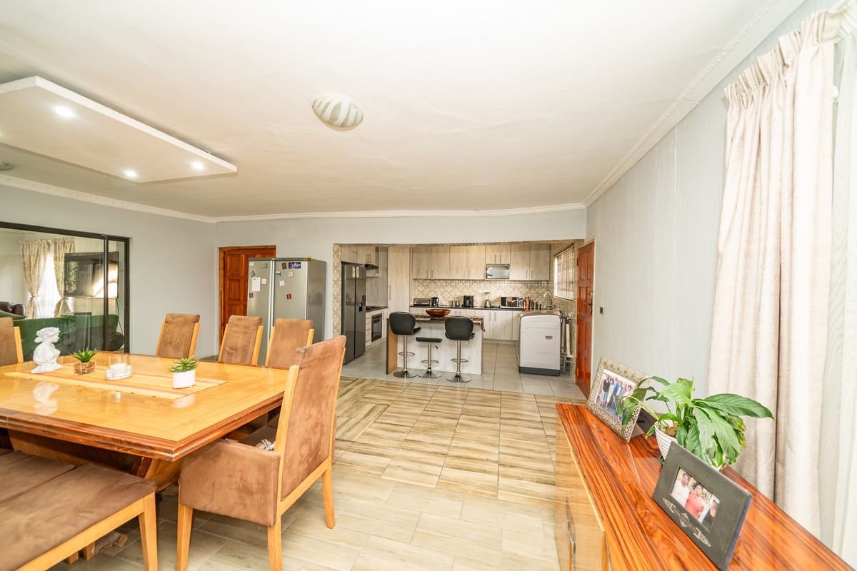 Stunning 924m2 property with 2-bedroom flatlet and domestic quarter in Dalpark Ext 9, Brakpan - Photo 5
