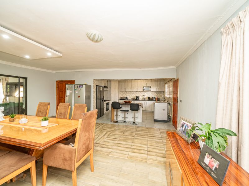 Stunning 924m2 property with 2-bedroom flatlet and domestic quarter in Dalpark Ext 9, Brakpan - Photo 5
