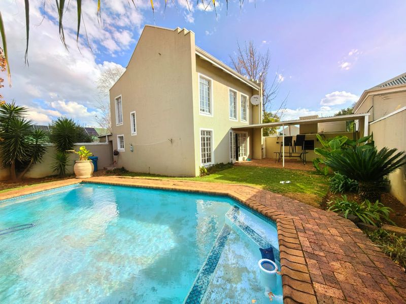 Beautiful duplex townhouse for sale in Vanderbijlpark, secure and safe - Photo 1