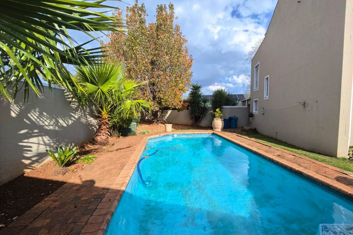 Beautiful duplex townhouse for sale in Vanderbijlpark, secure and safe - Photo 3