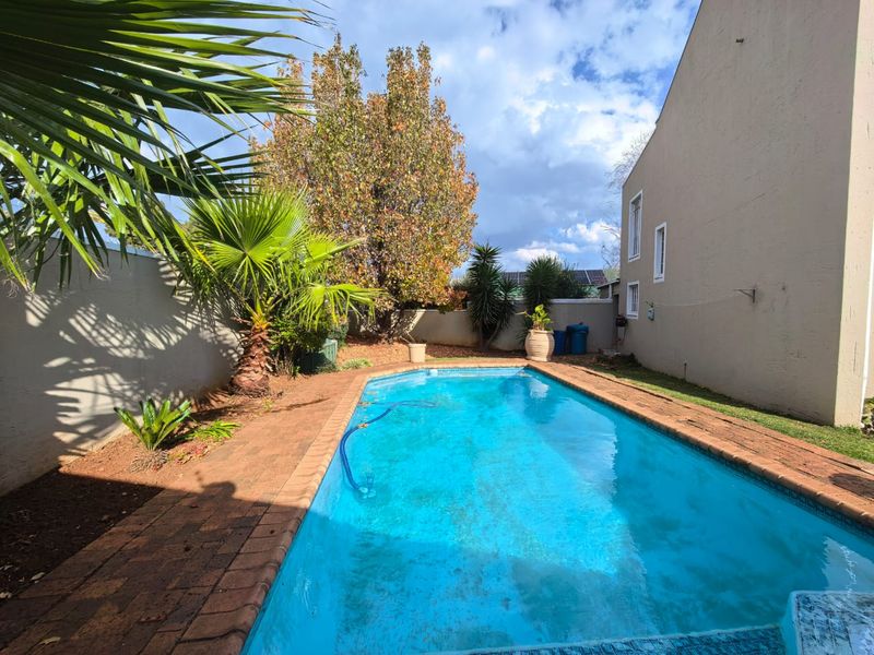 Beautiful duplex townhouse for sale in Vanderbijlpark, secure and safe - Photo 3