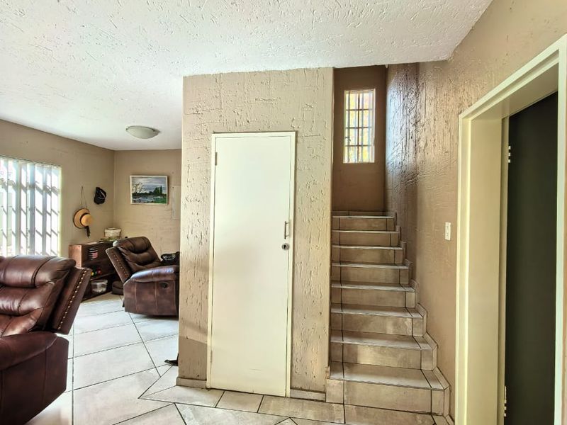 Beautiful duplex townhouse for sale in Vanderbijlpark, secure and safe - Photo 10