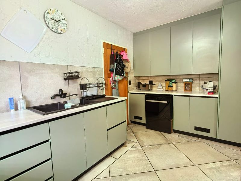 Beautiful duplex townhouse for sale in Vanderbijlpark, secure and safe - Photo 6