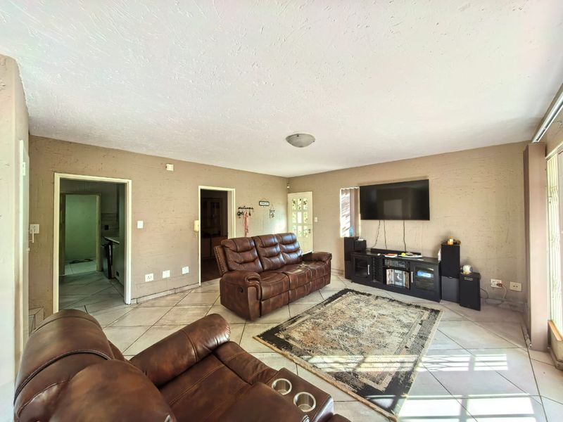Beautiful duplex townhouse for sale in Vanderbijlpark, secure and safe - Photo 8