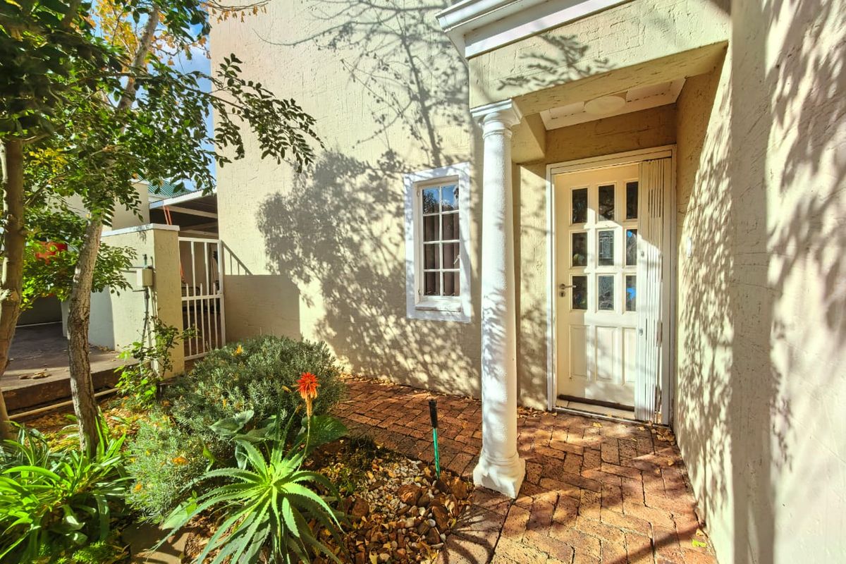 Beautiful duplex townhouse for sale in Vanderbijlpark, secure and safe - Photo 2